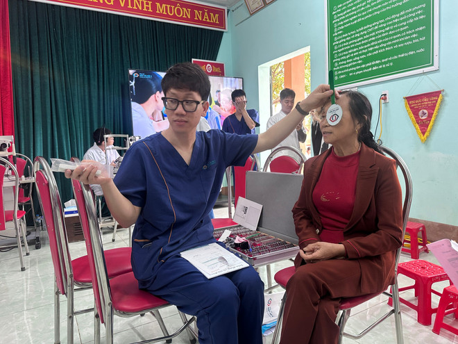 Việc khám sàng lọc và tuyên truyền vệ sinh mắt trong thời điểm này mang ý nghĩa thiết thực, góp phần bảo vệ sức khỏe học sinh và người dân. (Ảnh: PV/Vietnam+) z7149834484655-fc076ace1abc20b02598a9f8324e703f.jpg