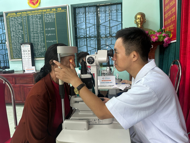 Bác sỹ khám chuyên sâu về mắt cho người cao tuổi. (Ảnh: PV/Vietnam+) z7149835153309-451cd5262f841a19dea07a6077f739ea.jpg