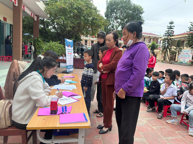 Các bác sỹ đã tận tình khám trong chương trình chăm sóc mắt cho bà con bị ảnh hưởng bởi lũ lụt. Ảnh: PV/Vietnam+) z7149834356102-f1068332faaf6c5a104dc23415d05f09.jpg