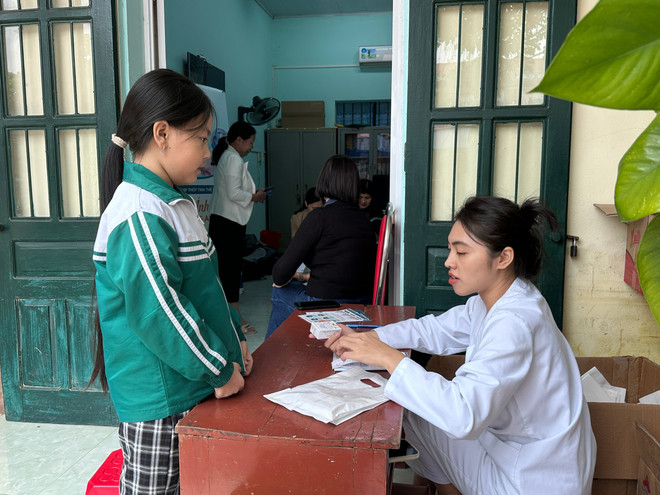 Nhân viên y tế cấp phát thuốc cho trẻ sau khi khám. (Ảnh: PV/Vietnam+) z7149835402355-11ff00a6b83e17e1516c75d1198b4ee2.jpg