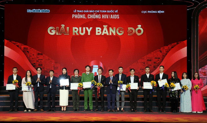 Auteurs en individuen die de Rode Lintprijs hebben ontvangen. (Foto: PV/Vietnam+) 1jc47uesp-9i2lth.jpg