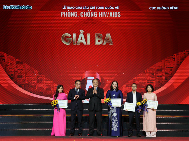 De auteurs en personen die de derde prijs hebben gewonnen. (Foto: PV/Vietnam+) 3946dac68ebaf786921a9a4e5c6f2bbc.jpg