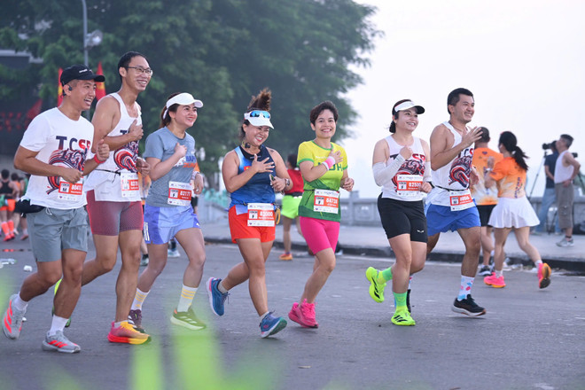 The race is not only a healthy sports activity, but also a place to spread positive energy and the spirit of fitness. (Photo: PV/Vietnam+) chay.jpg