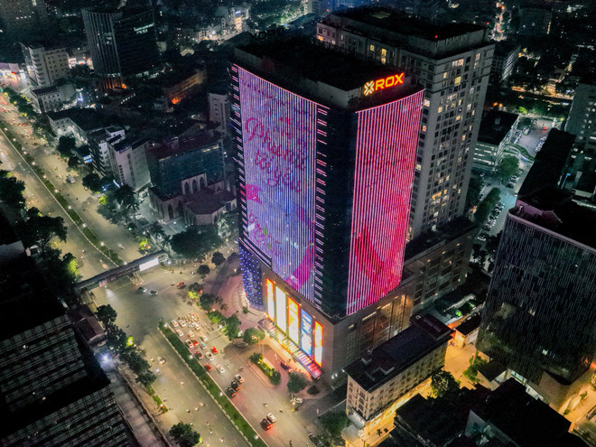 Das Gebäude der Rox Group ist in leuchtendem Pink gehalten. (Foto: PV/Vietnam+) taa-nha-rox-54-nguya-n-cha-thanh-1.jpg