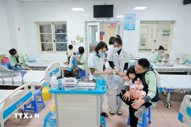 (រូបថត៖ VNA/Vietnam+) ttxvn-kham-chua-benh.jpg