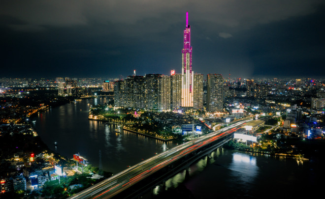 In Ho-Chi-Minh-Stadt erregte die Veranstaltung durch die Beteiligung prominenter Gebäude wie Landmark 81, dem höchsten Gebäude Vietnams, Aufmerksamkeit. (Foto: PV/Vietnam+) landmark-81-hcm-4.jpg