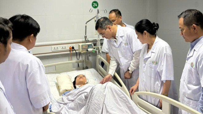 Cục trưởng Cục Quản lý Khám, chữa bệnh thăm điều dưỡng trong vụ hành hung đang điều trị tại Bệnh viện đa khoa Hữu nghị Nghệ An. (Ảnh: PV/Vietnam+) hanh-hung.jpg