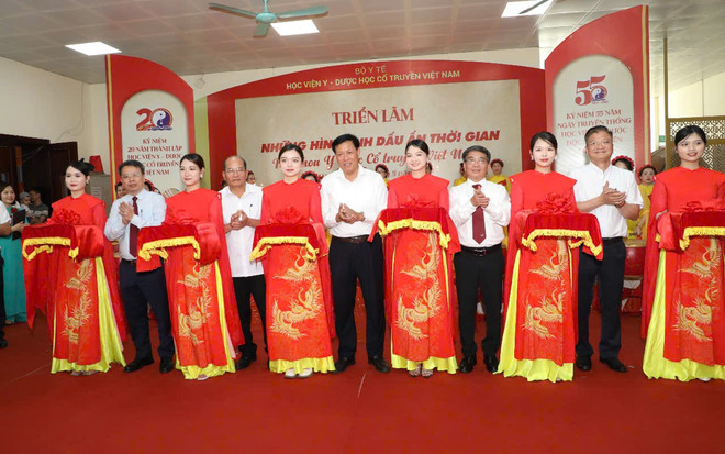 Các đại biểu cắt băng khánh thành Triển lãm Những hình ảnh dấu ấn thời gian - tinh hoa y, dược học cổ truyền Việt Nam. (Ảnh: PV/Vietnam+) cat-bang.jpg