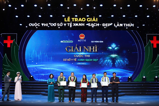 Đại diện Ban tổ chức trao giải Nhì. (Ảnh: PV/Vietnam+) 5-a-n-va-nha-n-giai-nha.jpg