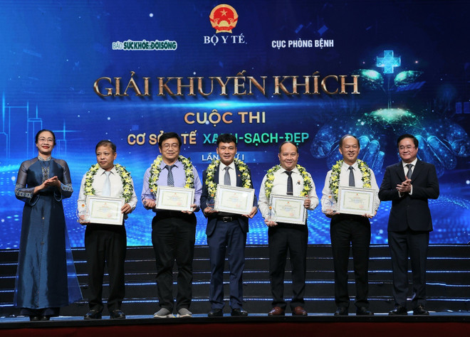 Đại diện Ban tổ chức trao giải Khuyến khích. (Ảnh: PV/Vietnam+) 5-a-n-va-nha-n-giai-khuyan-kha-ch.jpg