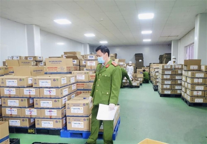 Cơ quan điều tra thu giữ hàng ngàn hộp sữa giả. (Nguồn: Bộ Công an) sua-thu.jpg