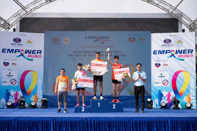 Awarding prizes to athletes in the men's 3km race. (Photo: PV/Vietnam+) giai-chay-5.jpg