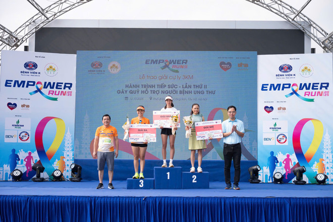 Awarding prizes to athletes in the female 3km distance. (Photo: PV/Vietnam+) giai-chay-4.jpg