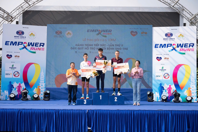 Awarding prizes to athletes in the 10km race. (Photo: PV/Vietnam+) giai-chay-ava.jpg