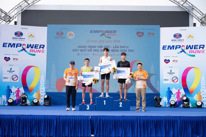 Awarding prizes to athletes in the men's 5km race. (Photo: PV/Vietnam+) giai-chay-3.jpg