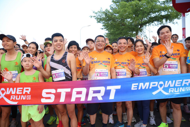 The race is a long journey that lights up hope and connects love. (Photo: PV/Vietnam+) giai-chay-0.jpg