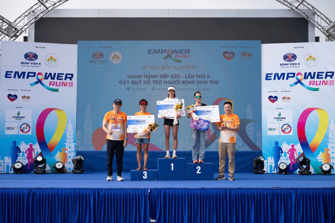 Awarding prizes to athletes in the female 5km race. (Photo: PV/Vietnam+) giai-chay-2.jpg