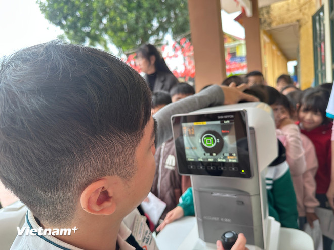Những máy móc hiện đại được bệnh viện trang bị và mang đến để khám, chăm sóc mắt miễn phí cho người dân. (Ảnh: PV/Vietnam+) vnp-z7149834851015-7dcac71247bb0bbd9a4fc3cae85b617c.jpg