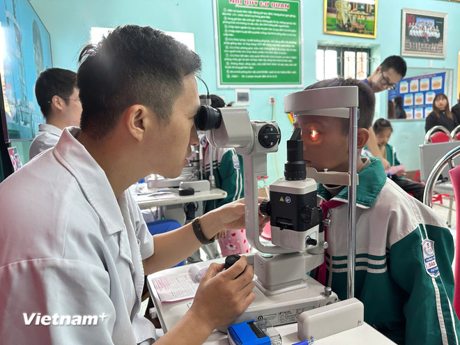Các bác sỹ khám chuyên sâu để phát hiện các bệnh lý về mắt cho trẻ em. (Ảnh: PV/Vietnam+) vnp-gen-h-z7149895099731-2261dffdb2b30f7696719b95ce822a28.jpg