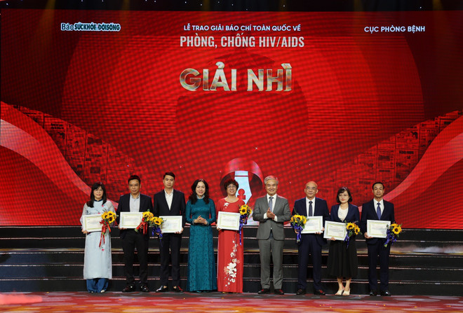De auteurs en personen die de tweede prijs hebben gewonnen. (Foto: PV/Vietnam+) 1jc48vsn8-9i2lth.jpg