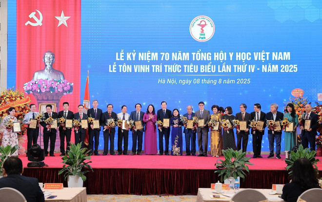 Phó Chủ tịch nước Võ Thị Ánh Xuân và Phó giáo sư Nguyễn Thị Xuyên, Chủ tịch Tổng hội Y học Việt Nam trao danh hiệu “Trí thức tiêu biểu của Tổng hội Y học Việt Nam” cho các cá nhân có thành tích xuất sắc. (Ảnh: Lê Đông/TTXVN) vna-potal-le-ky-niem-70-nam-tong-hoi-y-hoc-viet-nam-8198146.jpg