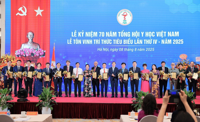 Giáo sư Nguyễn Thị Doan, nguyên Phó Chủ tịch nước, Chủ tịch Hội khuyến học Việt Nam và Thứ trưởng Bộ Y tế Trần Văn Thuấn trao danh hiệu “Trí thức tiêu biểu của Tổng hội Y học Việt Nam” cho các cá nhân có thành tích xuất sắc. (Ảnh: Lê Đông/TTXVN) vna-potal-le-ky-niem-70-nam-tong-hoi-y-hoc-viet-nam-8198147.jpg