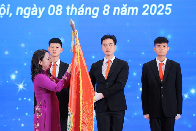 Phó Chủ tịch nước Võ Thị Ánh Xuân trao Huân chương Lao động hạng Nhất của Chủ tịch nước tặng Tổng hội Y học Việt Nam. (Ảnh: Lê Đông/TTXVN) vna-potal-le-ky-niem-70-nam-tong-hoi-y-hoc-viet-nam-8198125.jpg