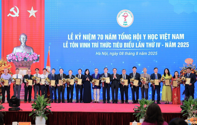 Bộ trưởng Bộ Y tế Đào Hồng Lan và Thứ trưởng Bộ Nội vụ Vũ Chiến Thắng trao danh hiệu “Trí thức tiêu biểu của Tổng hội Y học Việt Nam” cho các cá nhân có thành tích xuất sắc. (Ảnh: Lê Đông/TTXVN) vna-potal-le-ky-niem-70-nam-tong-hoi-y-hoc-viet-nam-8198141.jpg