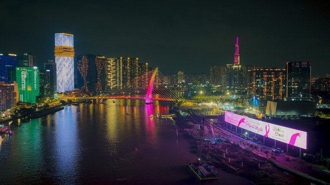 Auch das SkyLed-System entlang des Saigon-Flusses ist rosa. (Foto: PV/Vietnam+) skyled-landmark-81-1-copy.jpg