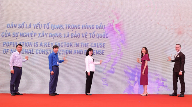 Bộ trưởng Bộ Y tế Đào Hồng Lan, bà Pauline Tamesis, ông Matt Jackson, ông Nguyễn Minh Triết, Cục trưởng Cục Dân số Lê Thanh Dũng cùng nhấn nút khởi động và lan tỏa các thông điệp hưởng ứng Ngày Dân số thế giới. (Ảnh: PV/Vietnam+) nhan-nut.jpg