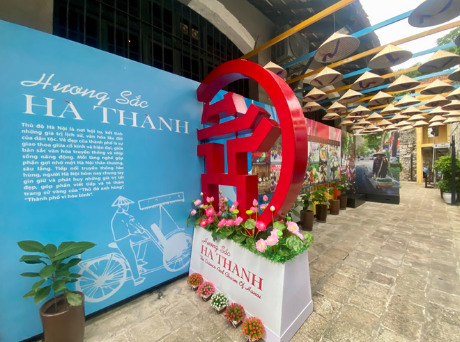 Trưng bày “Vang mãi khúc khải hoàn” giúp người xem đi qua hành trình từ những ngày đầu kháng chiến đến thời khắc đoàn quân chiến thắng tiến vào Thủ đô và hình ảnh Hà Nội hôm nay: thanh lịch, hòa bình và hiện đại (Ảnh: Trịnh Huyền/Vietnam+) screen-shot-2025-10-21-at-133851.png