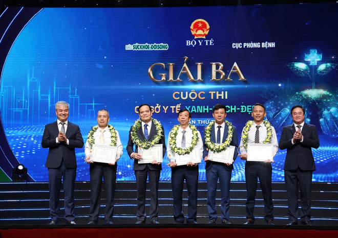 Đại diện Ban tổ chức trao giải Ba. (Ảnh: PV/Vietnam+) download.jpg