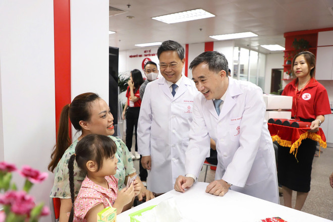 Thứ trưởng Bộ Y tế thăm hỏi người bệnh tại Viện Huyết học-Truyền máu Trung ương. (Ảnh: PV/Vietnam+) tham-hoi.jpg
