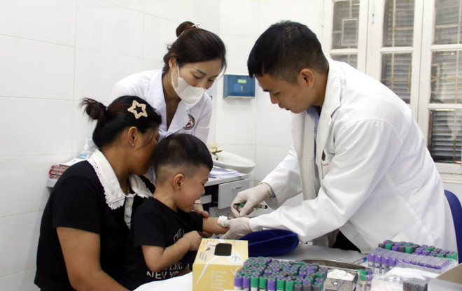 Nhân viên y tế làm công tác xét nghiệm máu. (Ảnh: TTXVN/Vietnam+) xet-nghiem.jpg