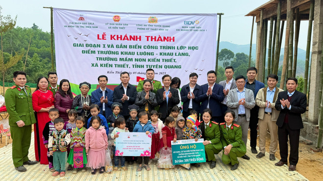 ສະໂມສອນມະນຸດສະທຳແຂວງສາລະວັນ ແລະ ບັນດາຜູ້ອຸປະຖຳໄດ້ເຂົ້າຮ່ວມພິທີເປີດສົກຮຽນທີ I ຂອງໂຮງຮຽນ ແຄວ້ນເລືອງ - ແຄວ້ນ, ໂຮງຮຽນອະນຸບານ ກຽນຕ໋ຽນ, ແຂວງ ຕູຍກວາງ. (ພາບ: PV/Vietnam+) anh-3.jpg