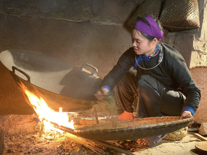 Ms. Vang Thi Thong in her family's kitchen. (Photo: Trinh Huyen) img-0482.png