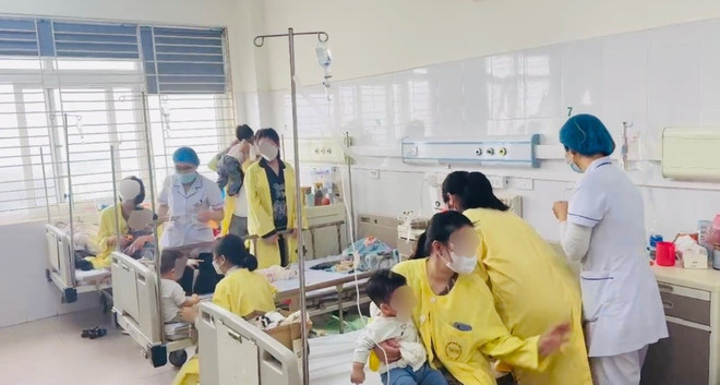 Παιδιά με γρίπη Α νοσηλεύονται για θεραπεία στο Κεντρικό Νοσοκομείο Τροπικών Νοσημάτων. (Φωτογραφία: PV/Vietnam+) cum-a.jpg