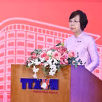 Đồng chí Vũ Việt Trang, Ủy viên Ban Thường vụ Đảng ủy các cơ quan Đảng Trung ương, Bí thư Đảng ủy, Tổng Giám đốc TTXVN, Phó Trưởng Ban Tuyên giáo và Dân vận Trung ương, Chủ tịch Liên Chi hội Nhà báo TTXVN trình bày báo cáo. (Ảnh: Minh Đức/TTXVN)