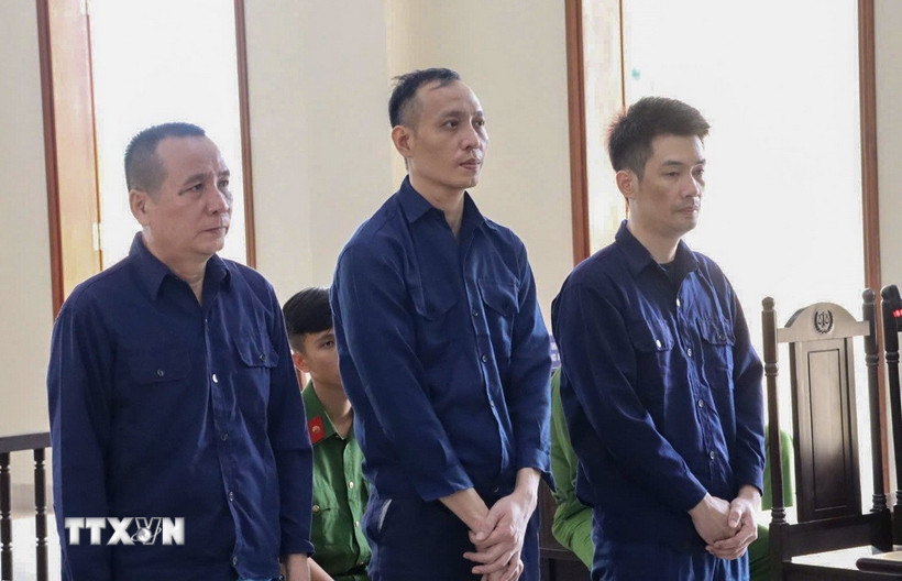 Các bị cáo nghe Hội đồng xét xử tuyên án. (Ảnh: TTXVN phát)