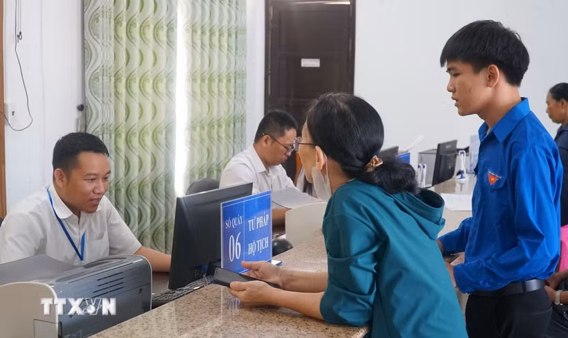 Thanh niên Huế hỗ trợ người dân tiếp cận dịch vụ công trực tuyến. (Ảnh: Văn Dũng/TTXVN)
