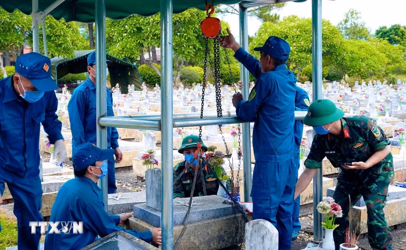 Các lực lượng tổ chức triển khai lấy mẫu, số hóa thông tin và bàn giao mẫu hài cốt liệt sỹ tại Nghĩa trang liệt sỹ Vĩnh Linh (tỉnh Quảng Trị). (Ảnh: TTXVN phát)