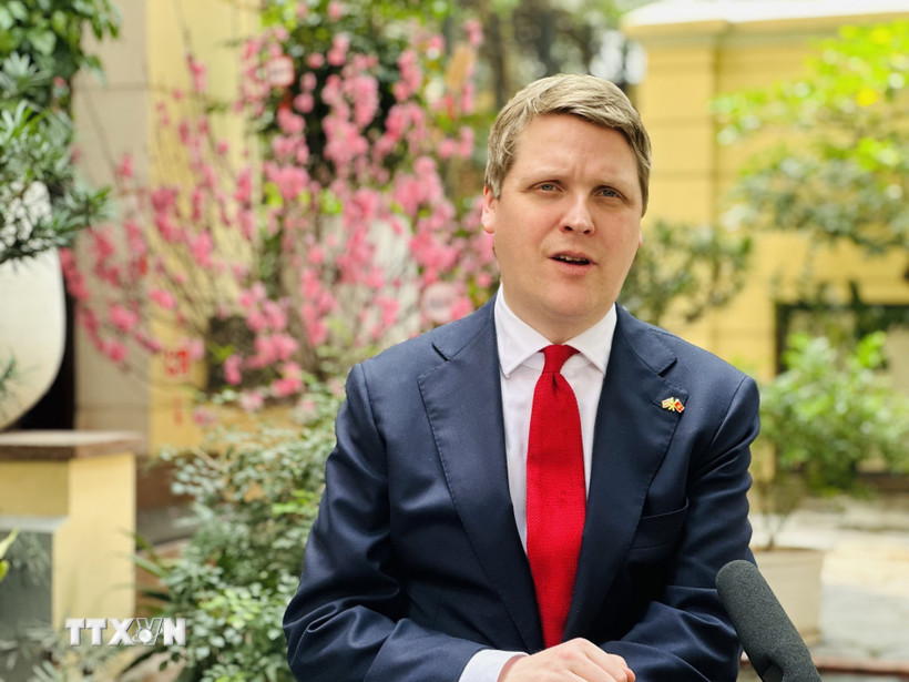 Bộ trưởng Phát triển Quốc tế Bộ Ngoại giao Na Uy Åsmund Aukrust trả lời phỏng vấn của phóng viên TTXVN. (Ảnh: Việt Đức/TTXVN)