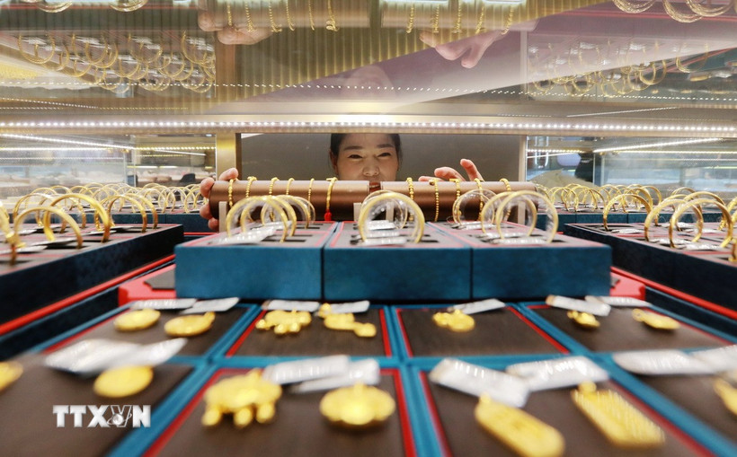 Vàng được bày bán tại thành phố Dương Châu, tỉnh Giang Tô, Trung Quốc. (Ảnh: THX/TTXVN)