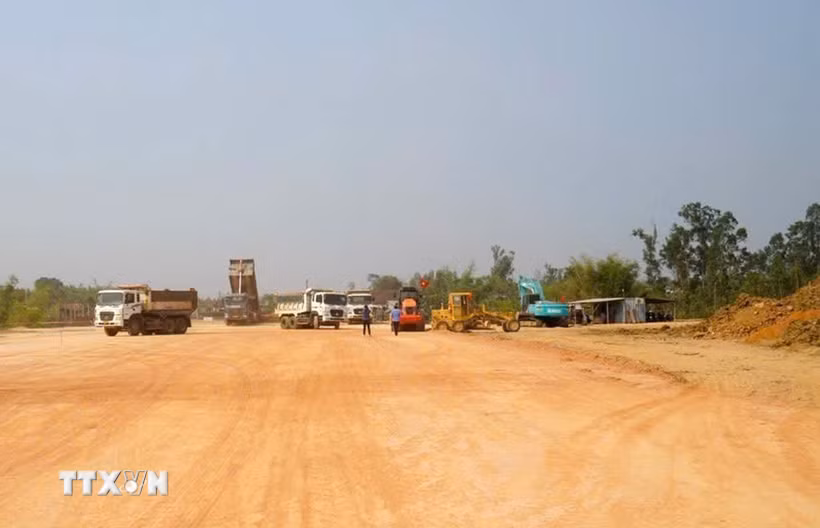 Các đơn vị khẩn trương thi công đường bộ cao tốc Quy Nhơn-Pleiku. (Ảnh: Sỹ Thắng/TTXVN)