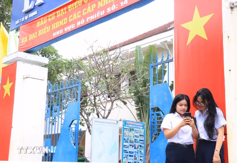 Cử tri đủ tròn 18 tuổi học tại Trường THPT Lý Tự Trọng, phường Nha Trang, tỉnh Khánh Hòa tìm hiểu thông tin về các ứng cử viên trên không gian số. (Ảnh: Phan Sáu/TTXVN)