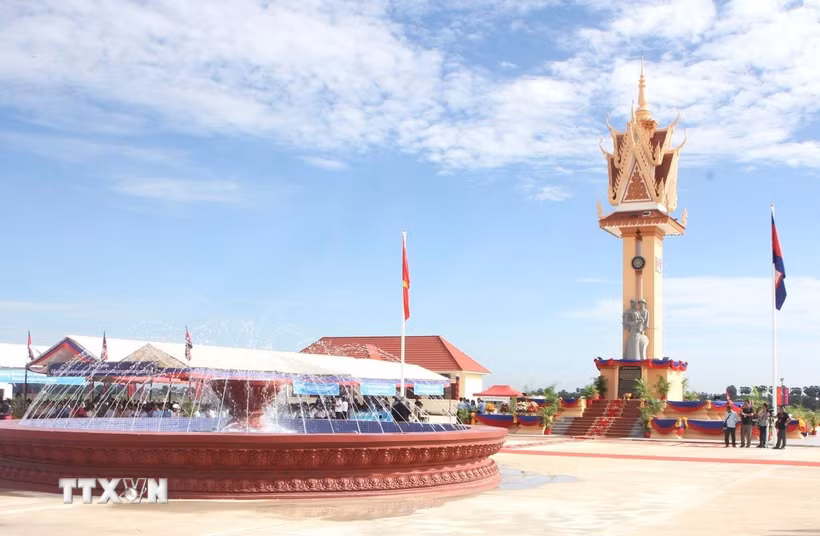 Công trình Đài Hữu nghị Campuchia-Việt Nam tại tỉnh Pursat có tổng diện tích 15.000m2. (Ảnh: Minh Hưng/TTXVN)
