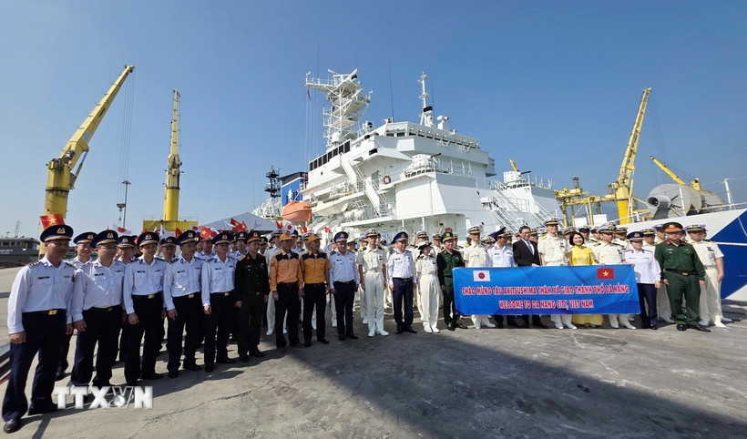 Đại biểu hai nước tại lễ đón Tàu tuần tra của Lực lượng Bảo vệ bờ biển Nhật Bản thăm Đà Nẵng. (Ảnh: Trần Lê Lâm/TTXVN)