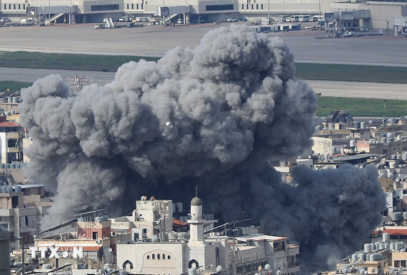 Khói bốc lên từ địa điểm ở Beirut, Liban sau cuộc tập kích của Israel. (Ảnh: THX/TTXVN)