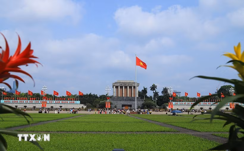 Lăng Chủ tịch Hồ Chí Minh là nơi thu hút đông đảo người dân đến tham quan. (Ảnh: Tuấn Anh/TTXVN)