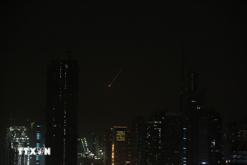 Vệt sáng sau khi hệ thống phòng không của Các tiểu vương quốc Arab thống nhất (UAE) đánh chặn tên lửa của Iran trên bầu trời thành phố Dubai. (Ảnh: THX/TTXVN)